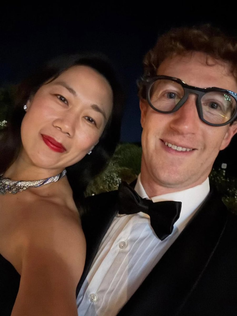 Zuck postede lige denne på hans Facebook og Instagram - jeg syntes ikke han sælger sine Meta-briller særligt godt 🤪🥳🤓